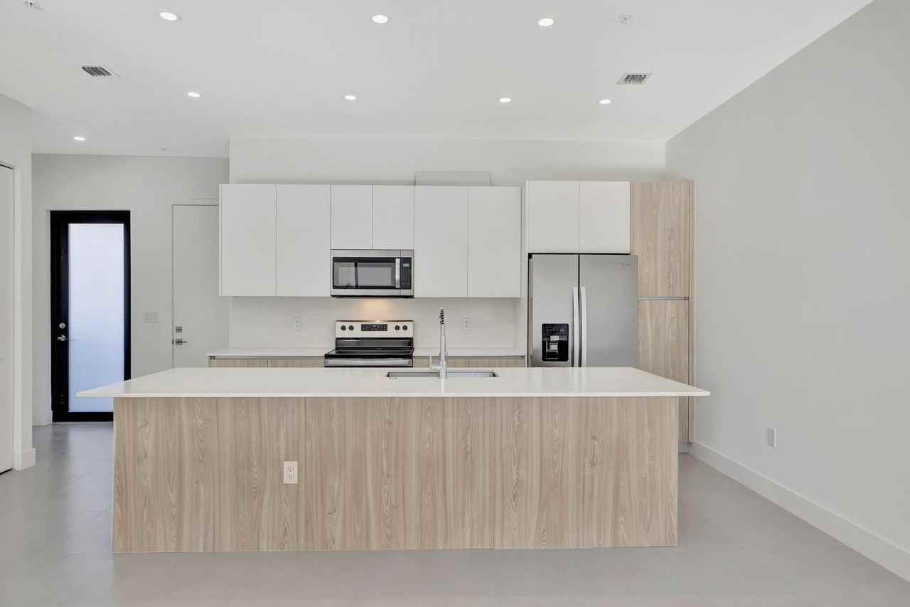 4208 Ne 7th Ter - Photo 4 of 33