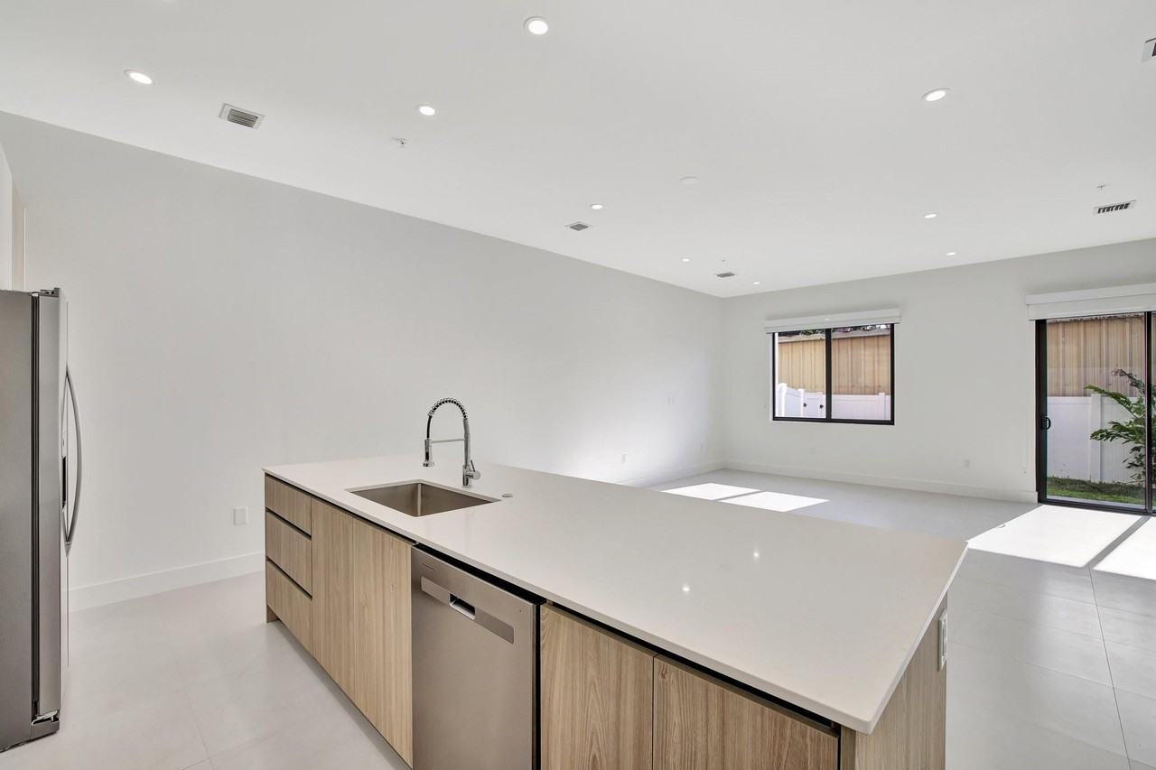 4208 Ne 7th Ter - Photo 5 of 33