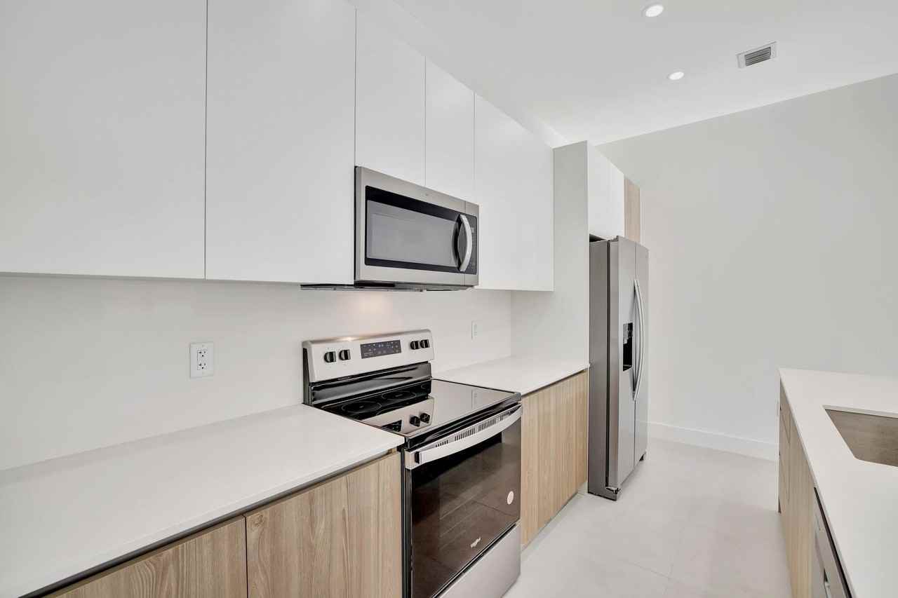 4208 Ne 7th Ter - Photo 6 of 33