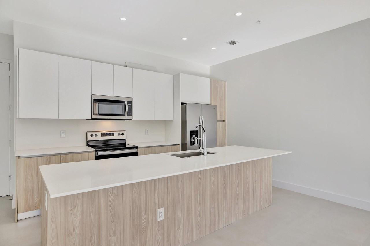 4208 Ne 7th Ter - Photo 7 of 33