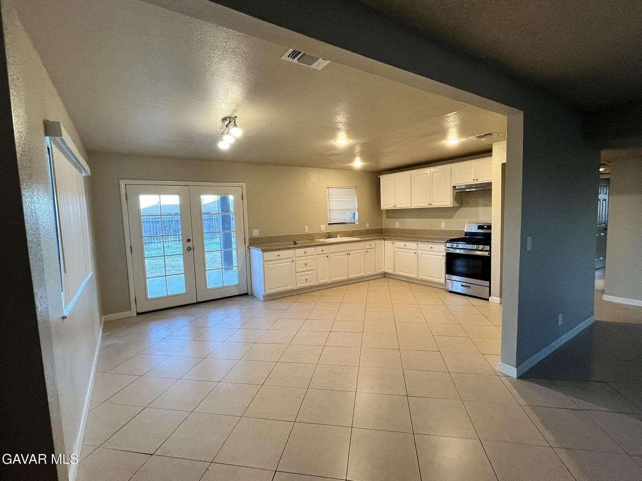 8512 Tamarack Ave - Photo 3 of 13