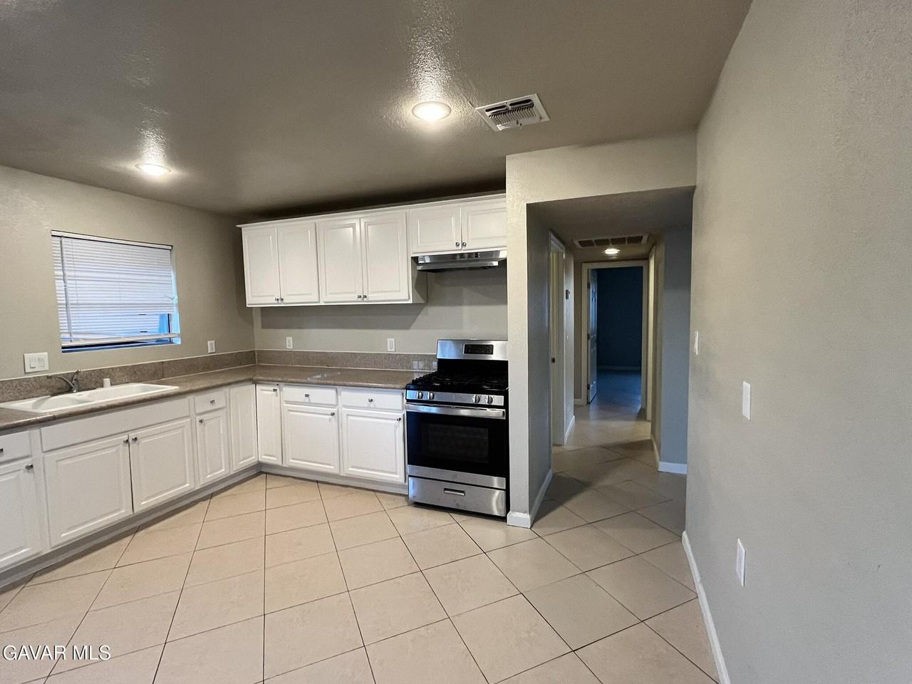 8512 Tamarack Ave - Photo 4 of 13