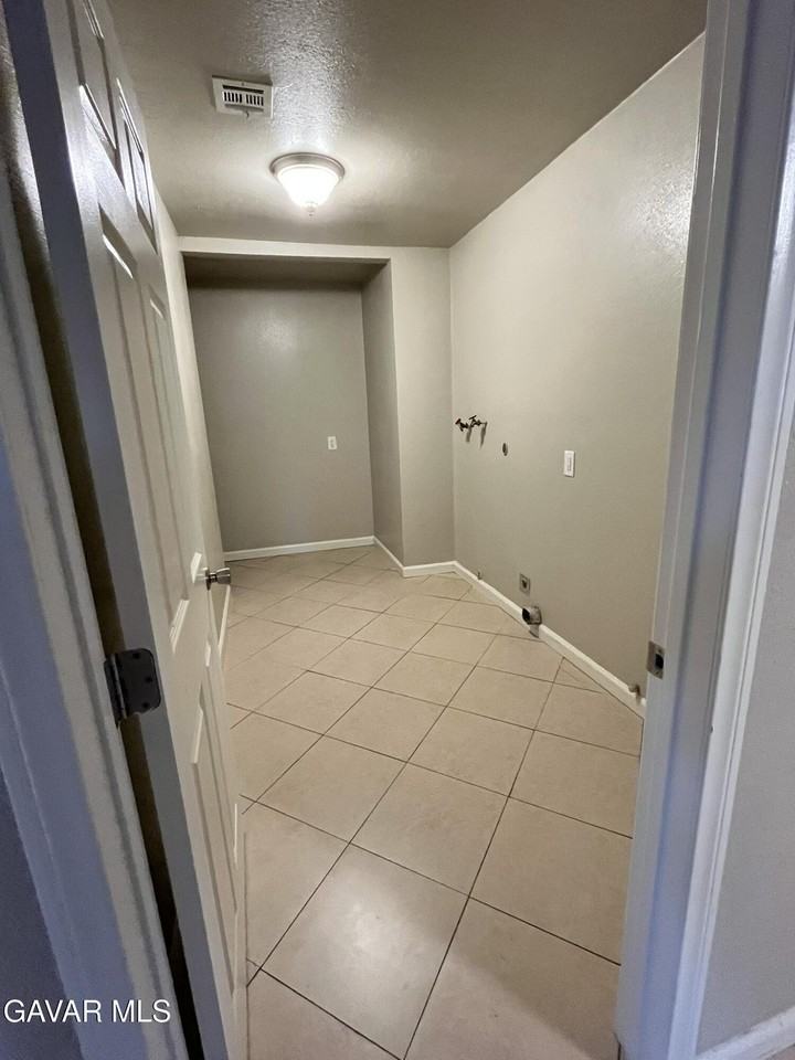 8512 Tamarack Ave - Photo 5 of 13