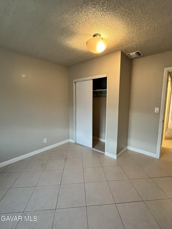 8512 Tamarack Ave - Photo 6 of 13