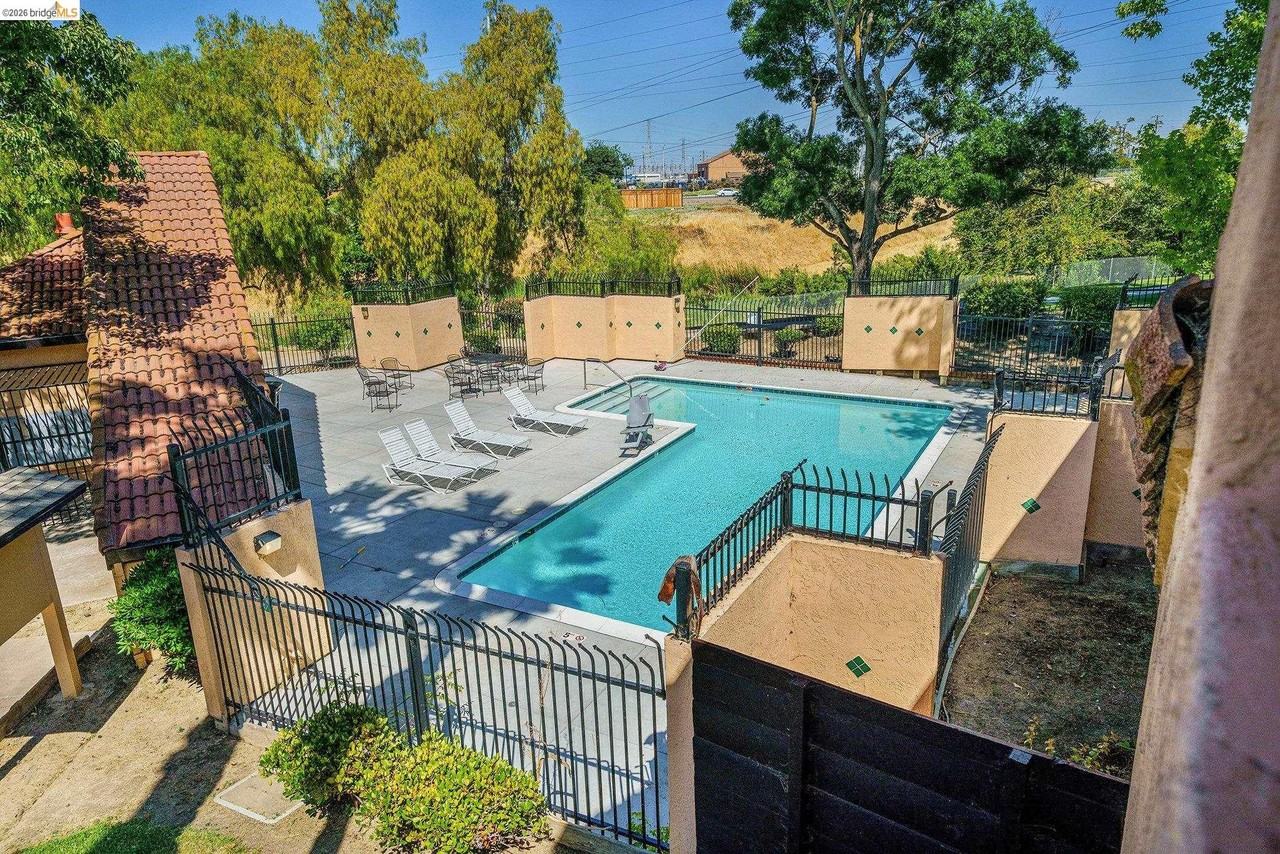 2283 Renwick Ln - Photo 3 of 3