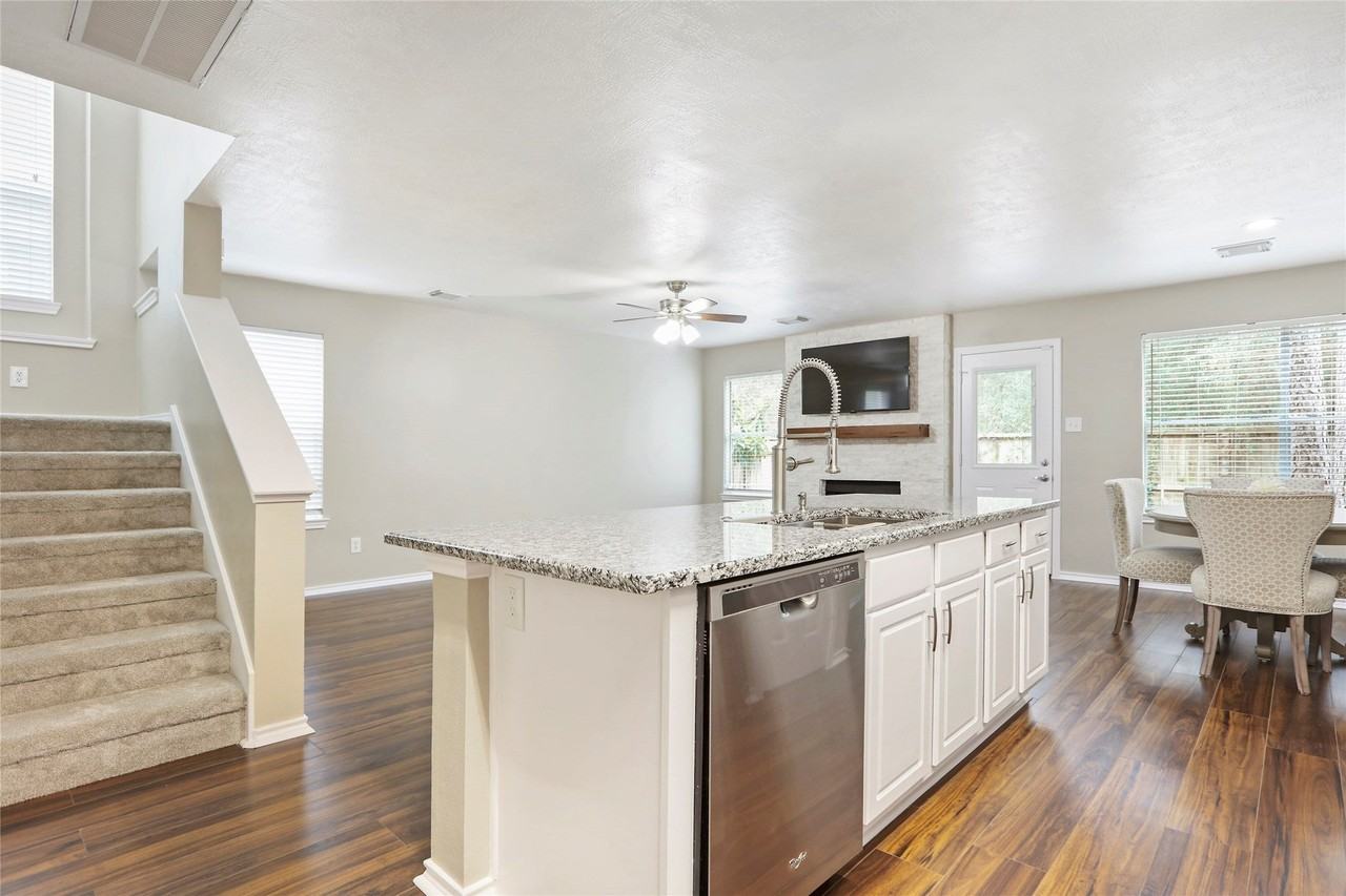 134 S Walden Elms Cir - Photo 4 of 34