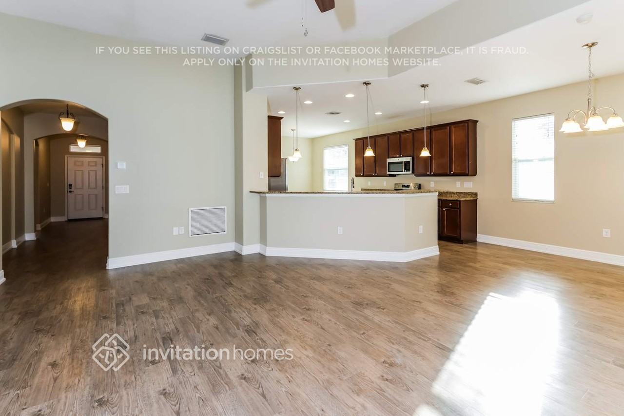 2141 Bridgeport Cir - Photo 3 of 17