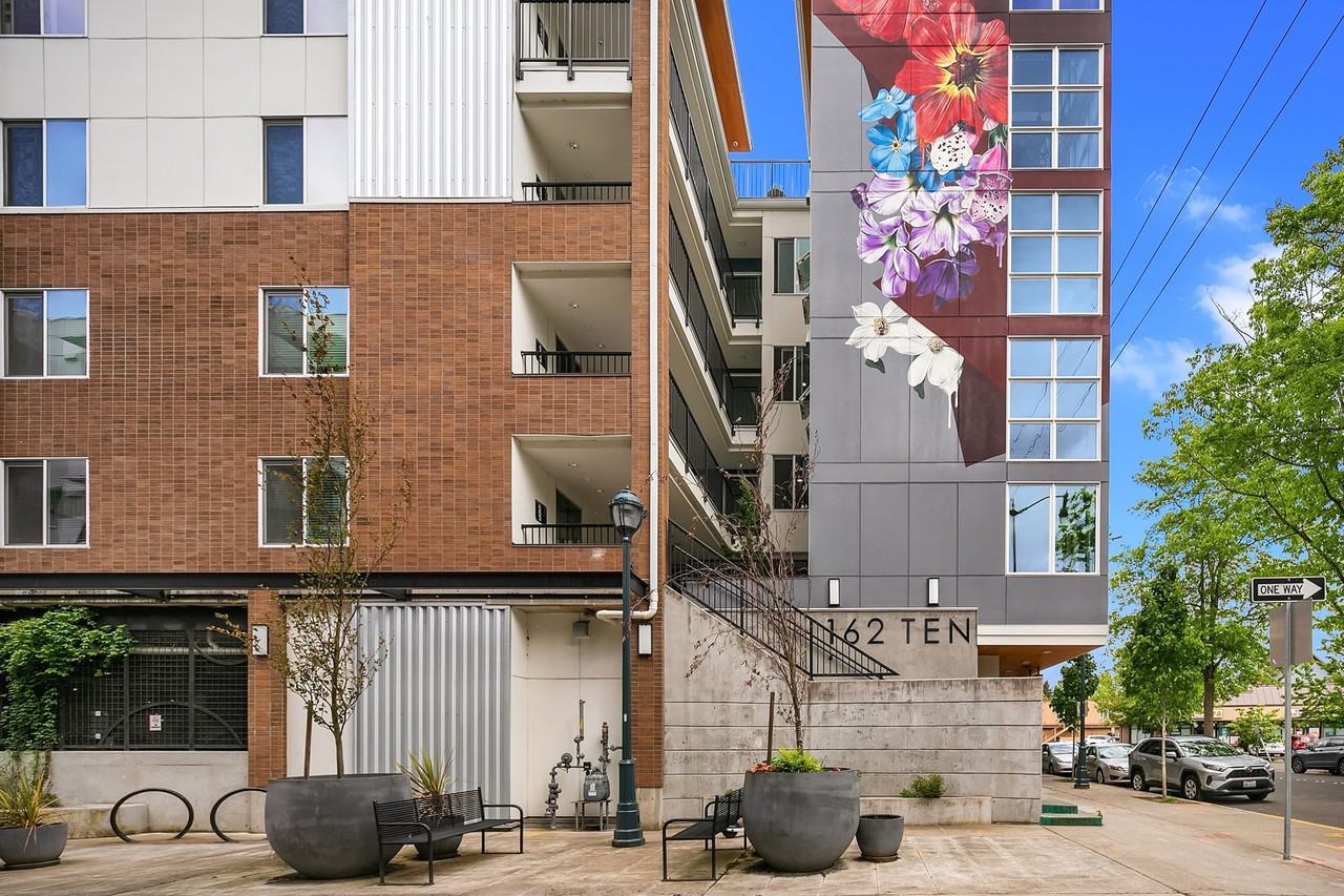 162TEN - Photo 2 of 11