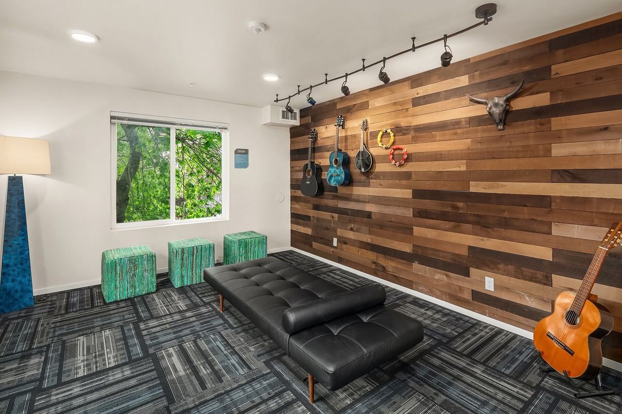 162TEN - Photo 5 of 11