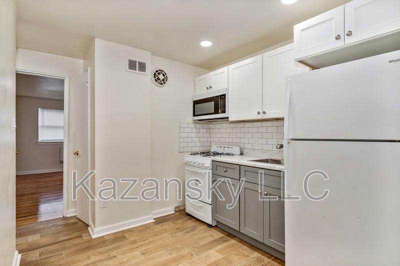 1866 Pratt St #B - Photo 2 of 12