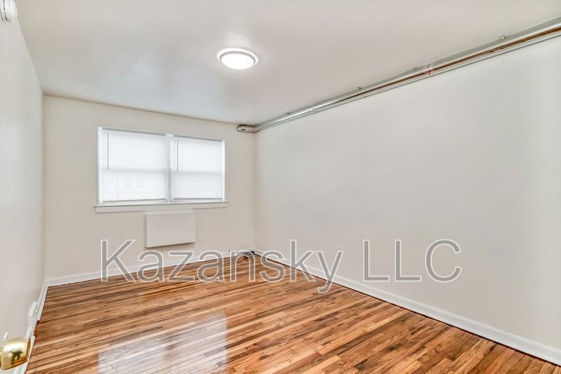 1866 Pratt St #B - Photo 6 of 12