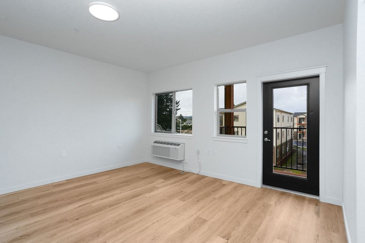304 Hoxton Ave - Photo 3 of 15