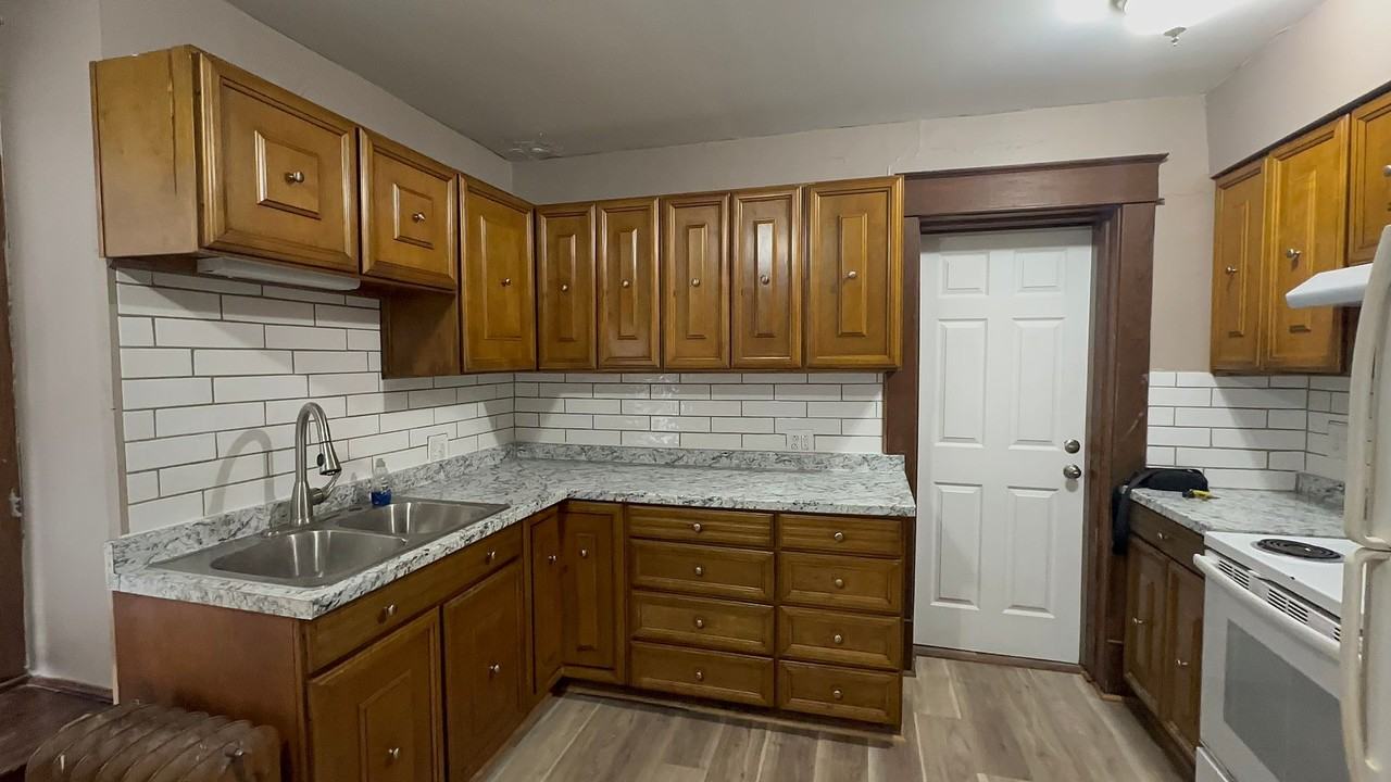 109 E Stewart Rd - Photo 6 of 10