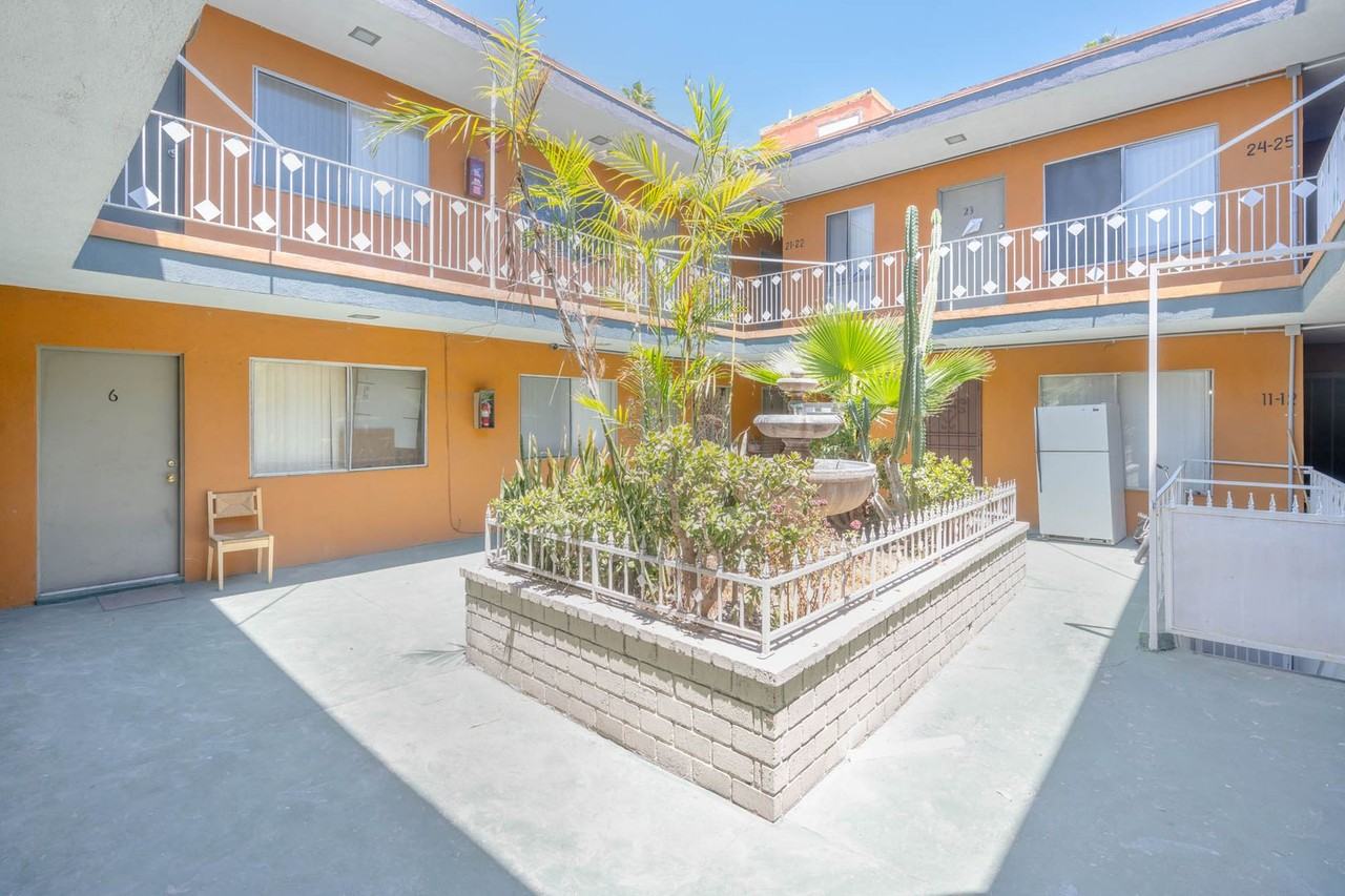 935 S Mariposa Ave - Photo 3 of 16