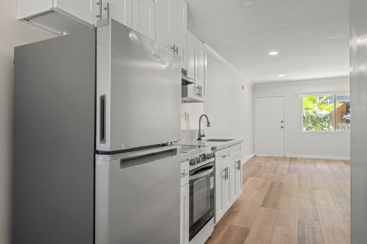 935 S Mariposa Ave - Photo 4 of 16