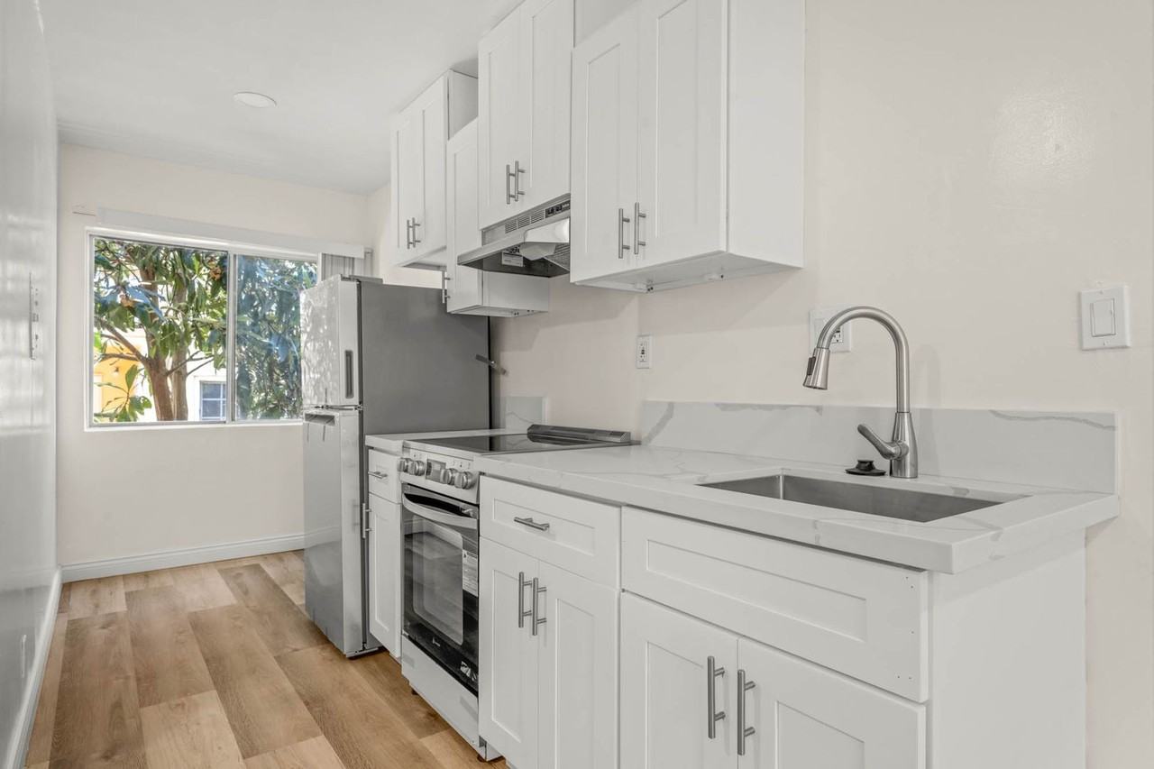 935 S Mariposa Ave - Photo 6 of 16