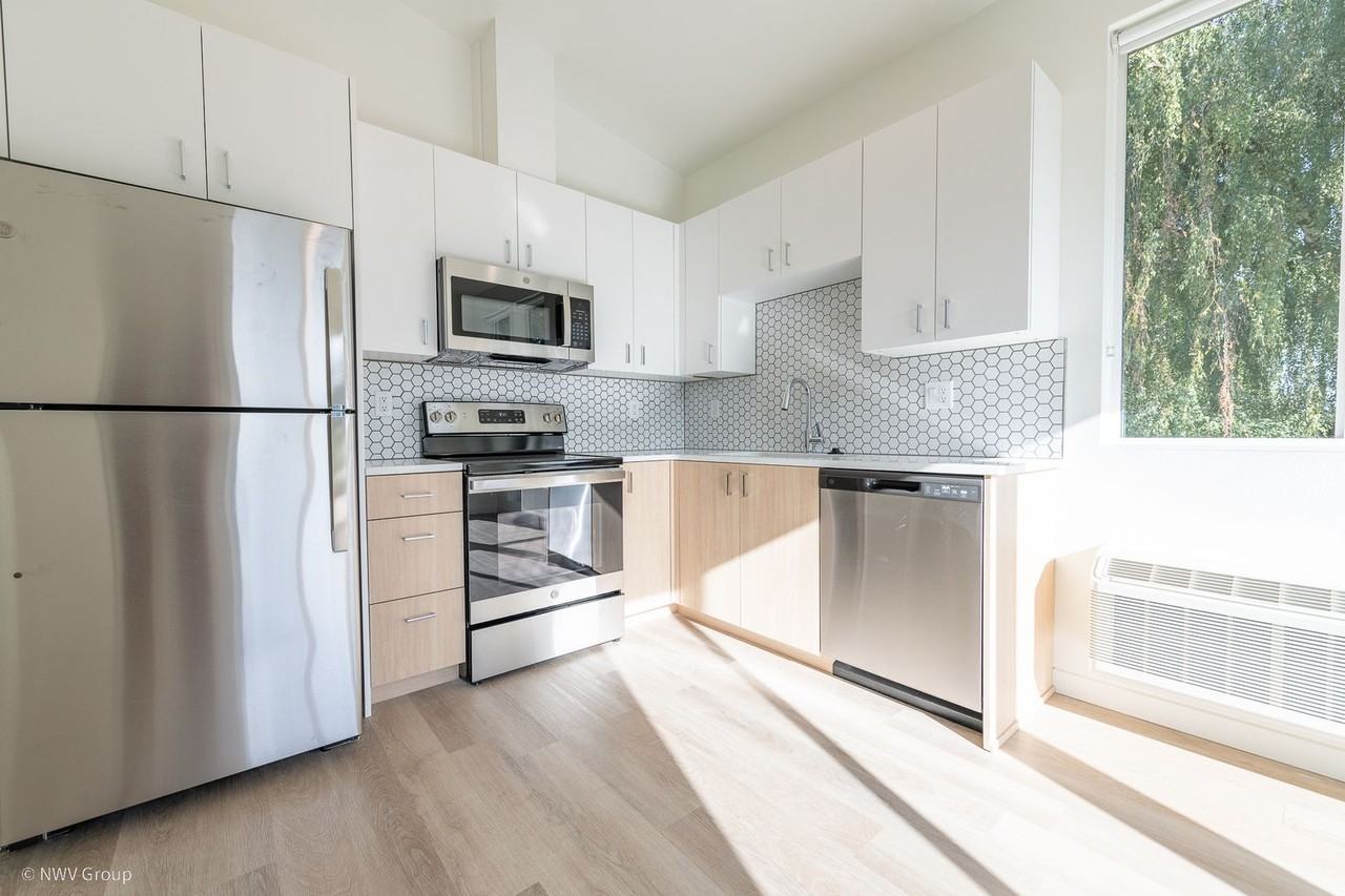 8770 N Willamette - Photo 3 of 29