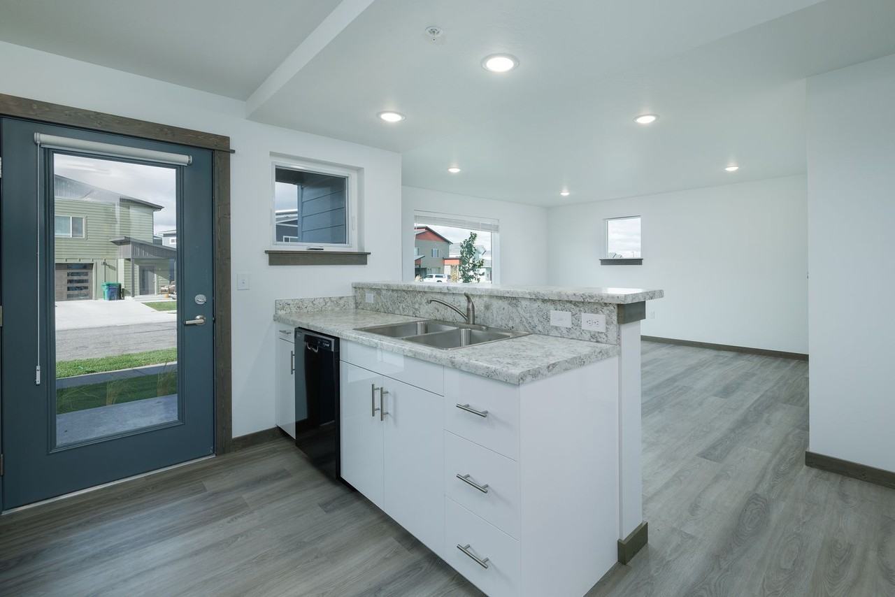 1160 Abigail Lane - Photo 2 of 34