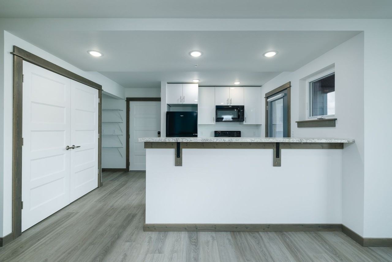 1160 Abigail Lane - Photo 4 of 34