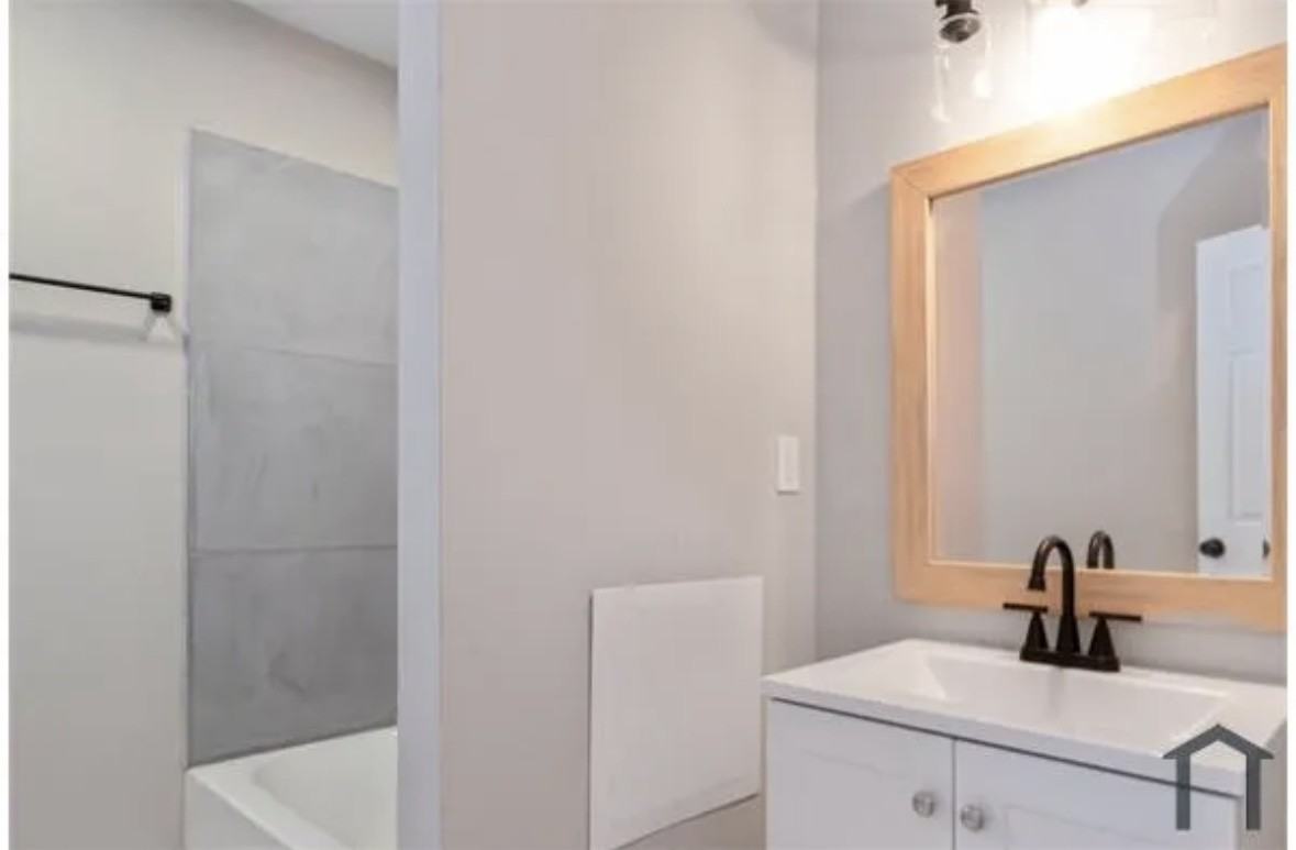 3026 West Garrison Avenue - Photo 5 of 10