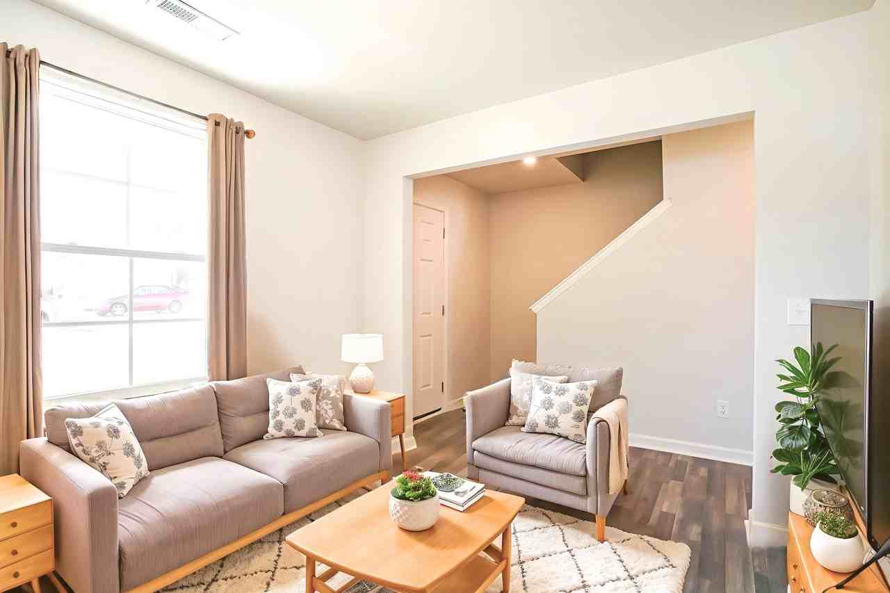 684 684 Savanac St SE - Photo 2 of 27