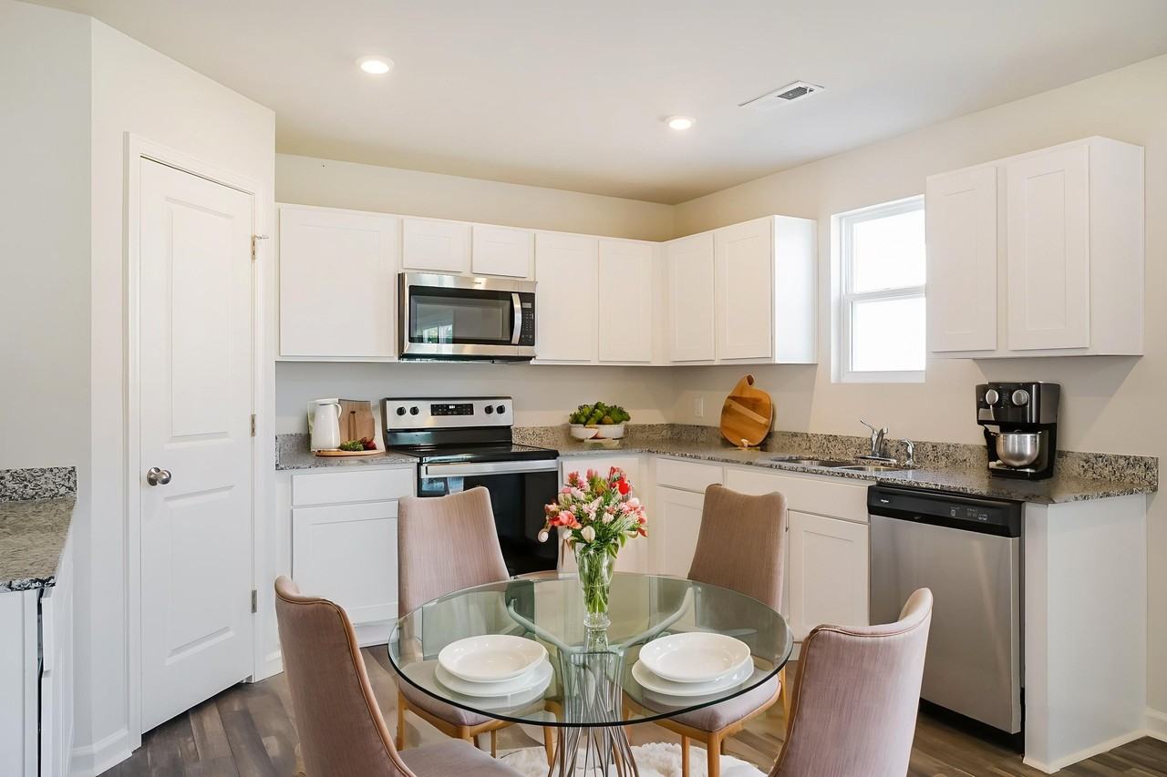 684 684 Savanac St SE - Photo 3 of 27