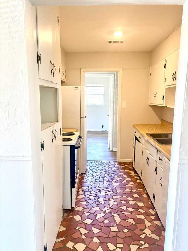 601 Spanish Acres Dr - Photo 5 of 9