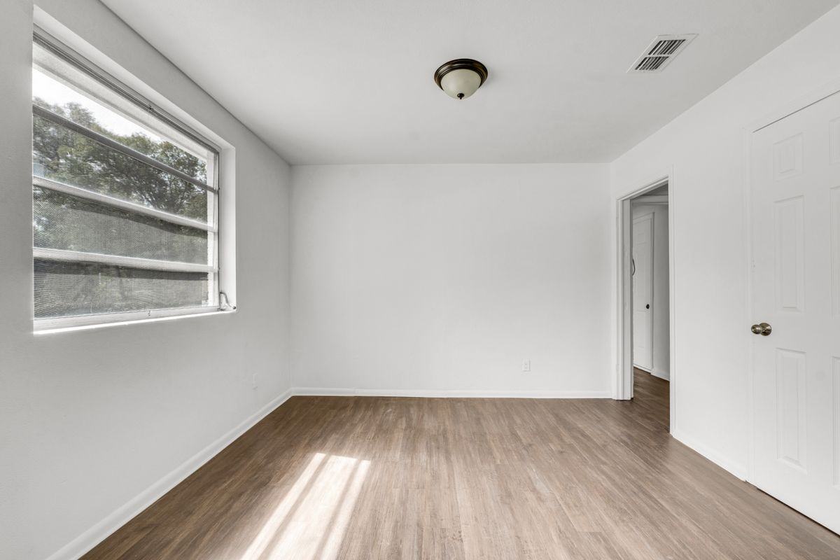 503 W 16th St - Photo 2 of 16