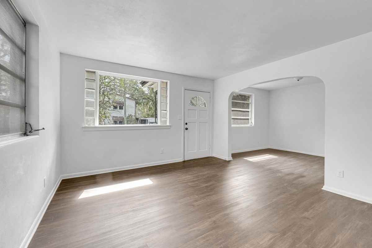 503 W 16th St - Photo 5 of 16