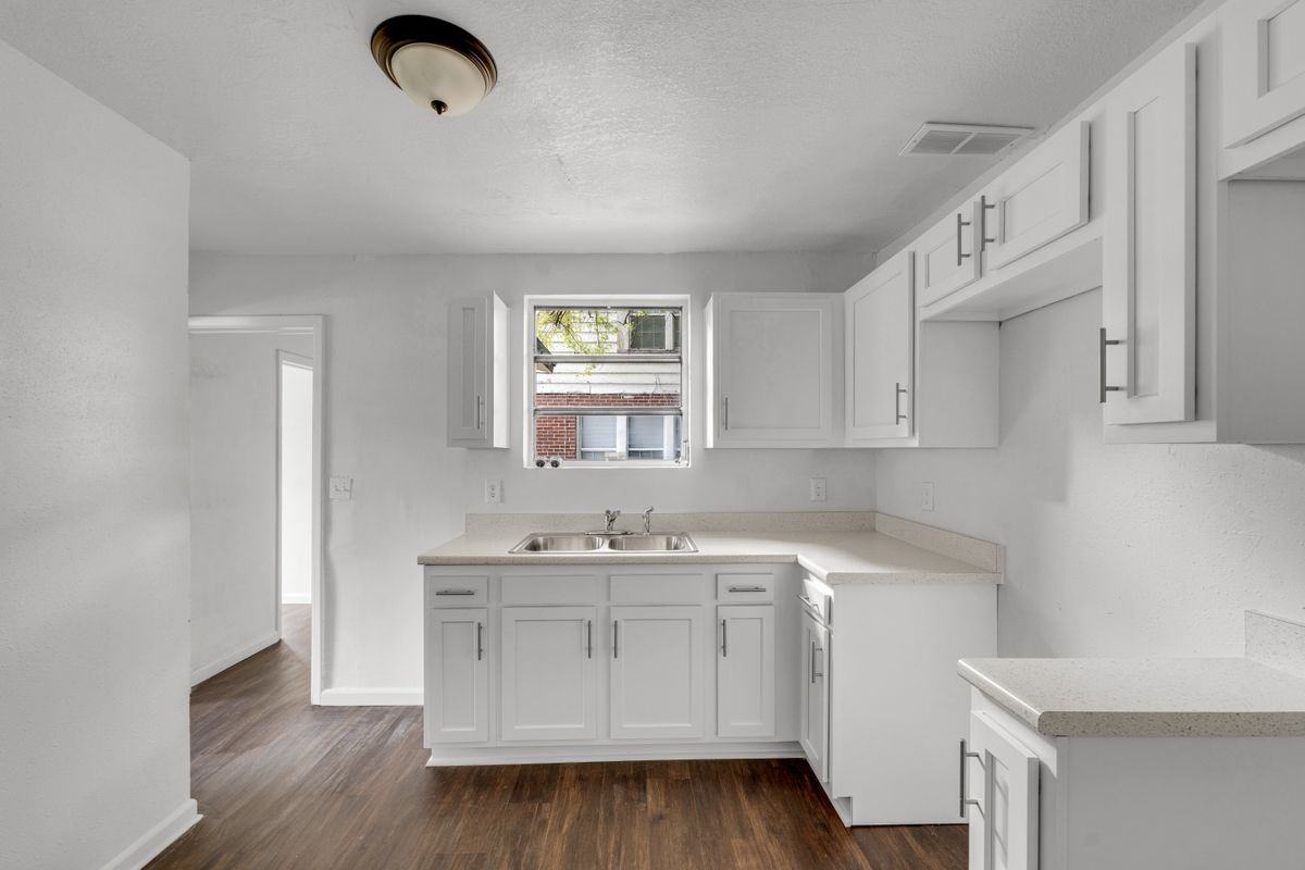 503 W 16th St - Photo 6 of 16