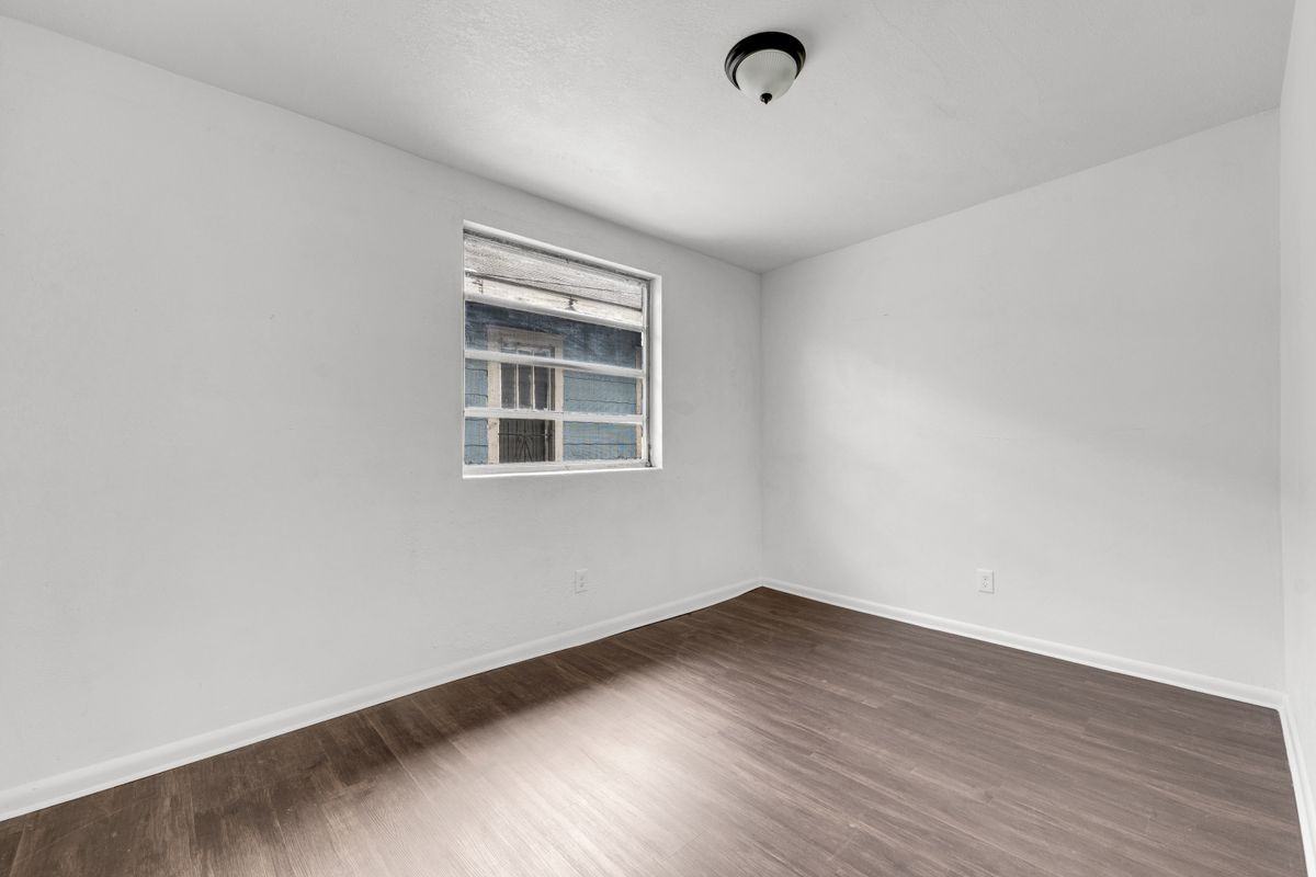 503 W 16th St - Photo 7 of 16