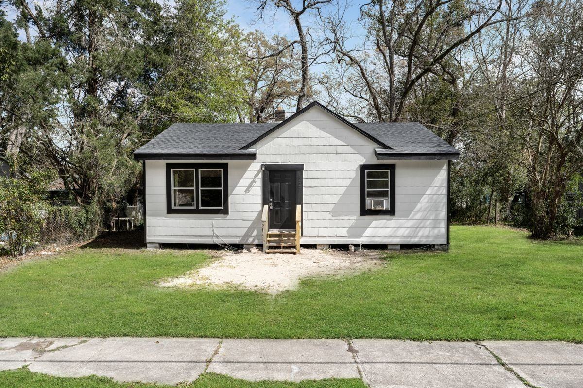 1227 Dena St - Photo 2 of 16