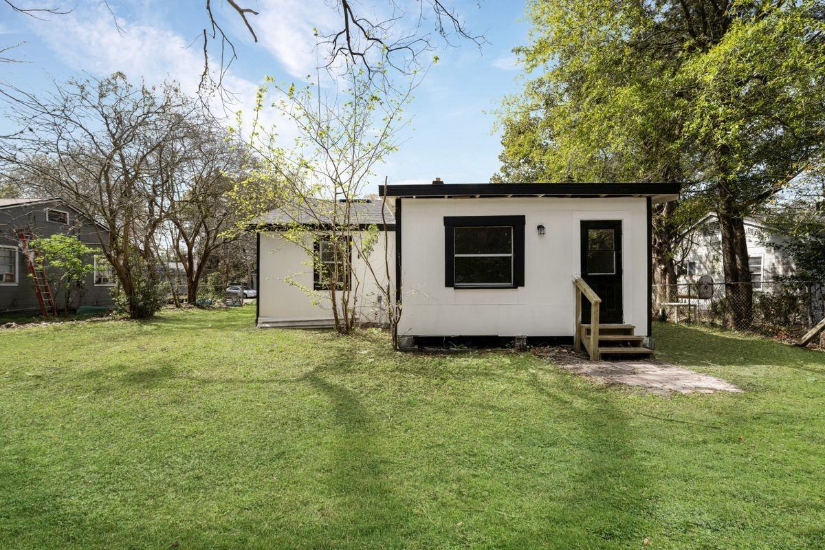 1227 Dena St - Photo 3 of 16