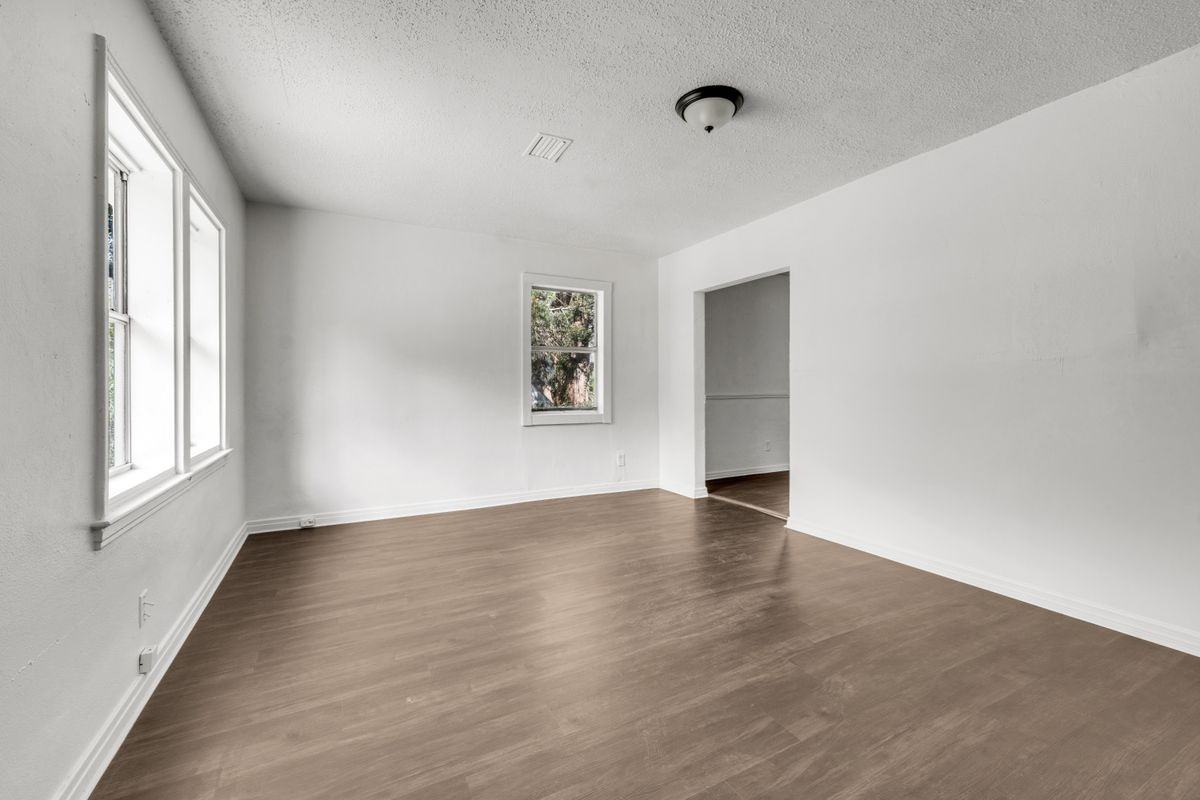 1227 Dena St - Photo 4 of 16