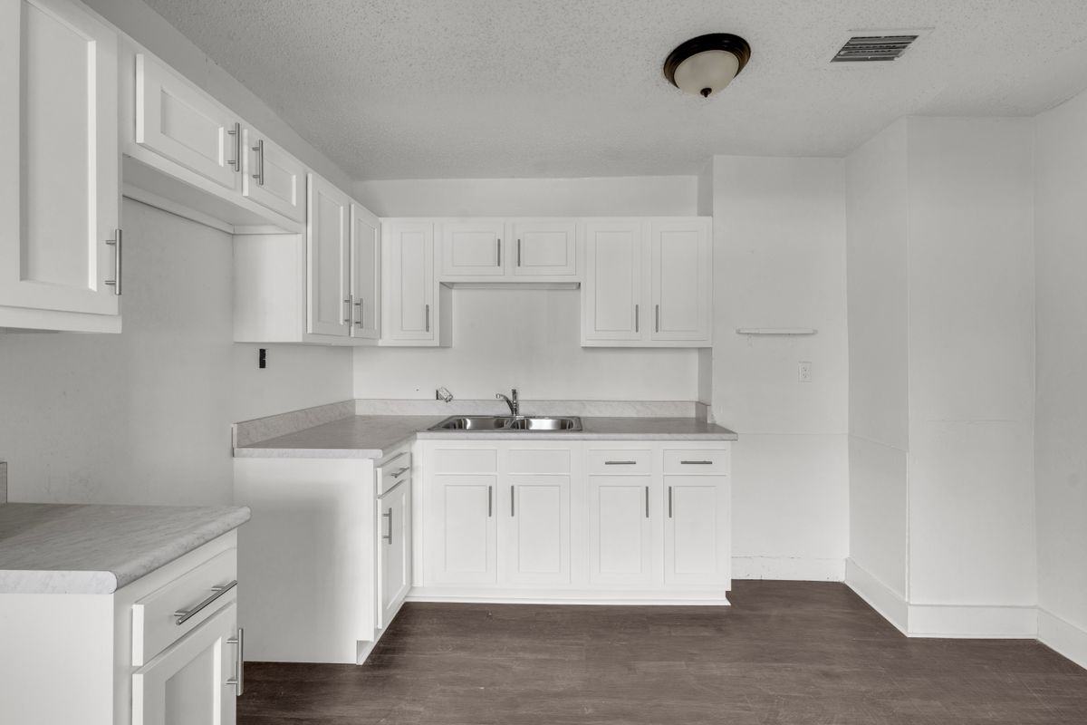 1227 Dena St - Photo 5 of 16