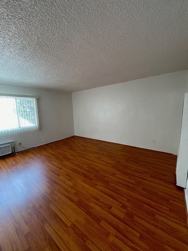 1260 N Beachwood Dr - Photo 4 of 12