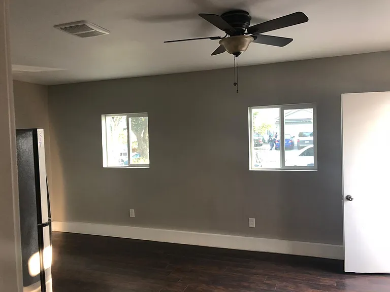 11070 Chivers Ave - Photo 3 of 9