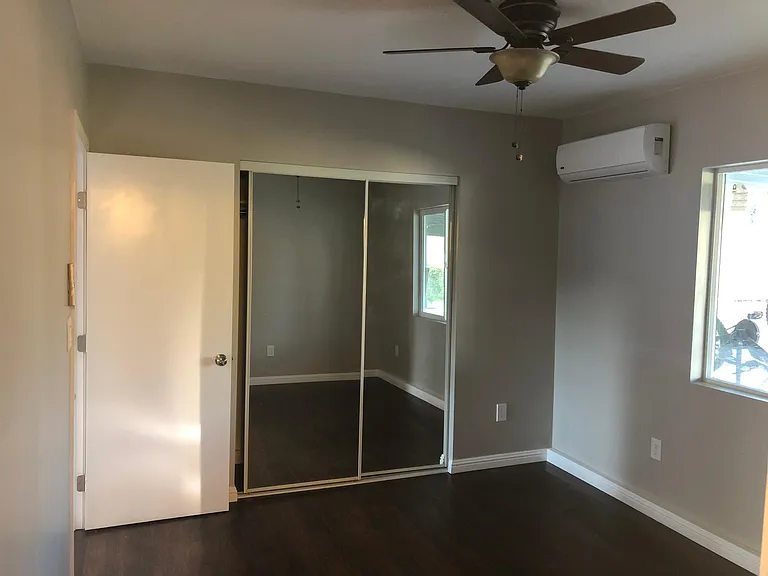 11070 Chivers Ave - Photo 5 of 9