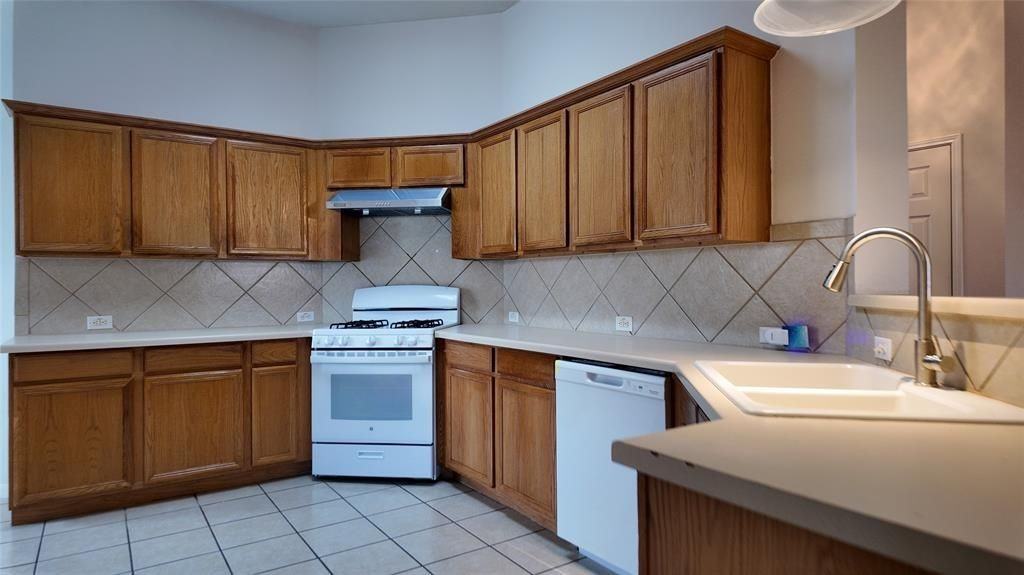 100 Maplewood S - Photo 4 of 8