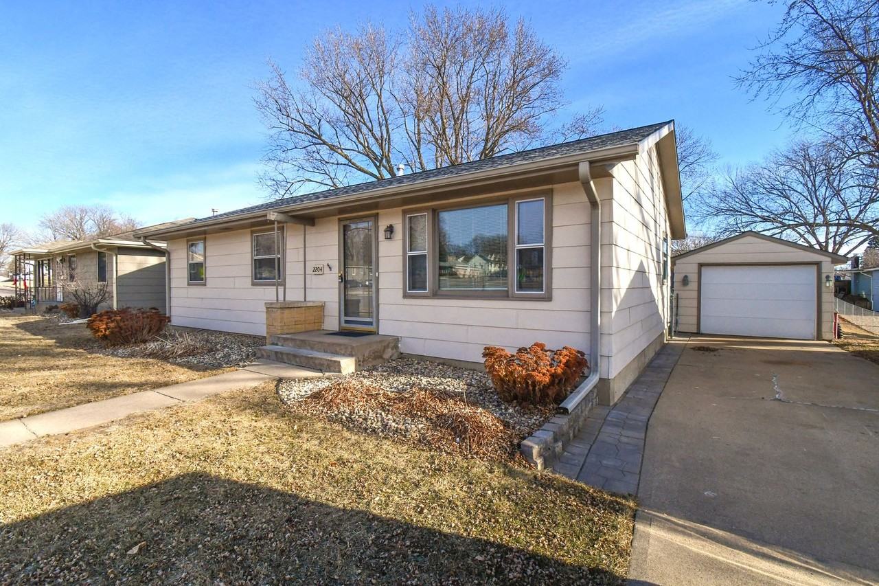 2204 S Jefferson Ave - Photo 4 of 50