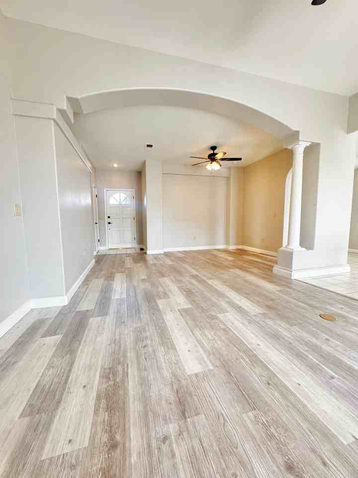 9131 Anchor Island Ct - Photo 4 of 19