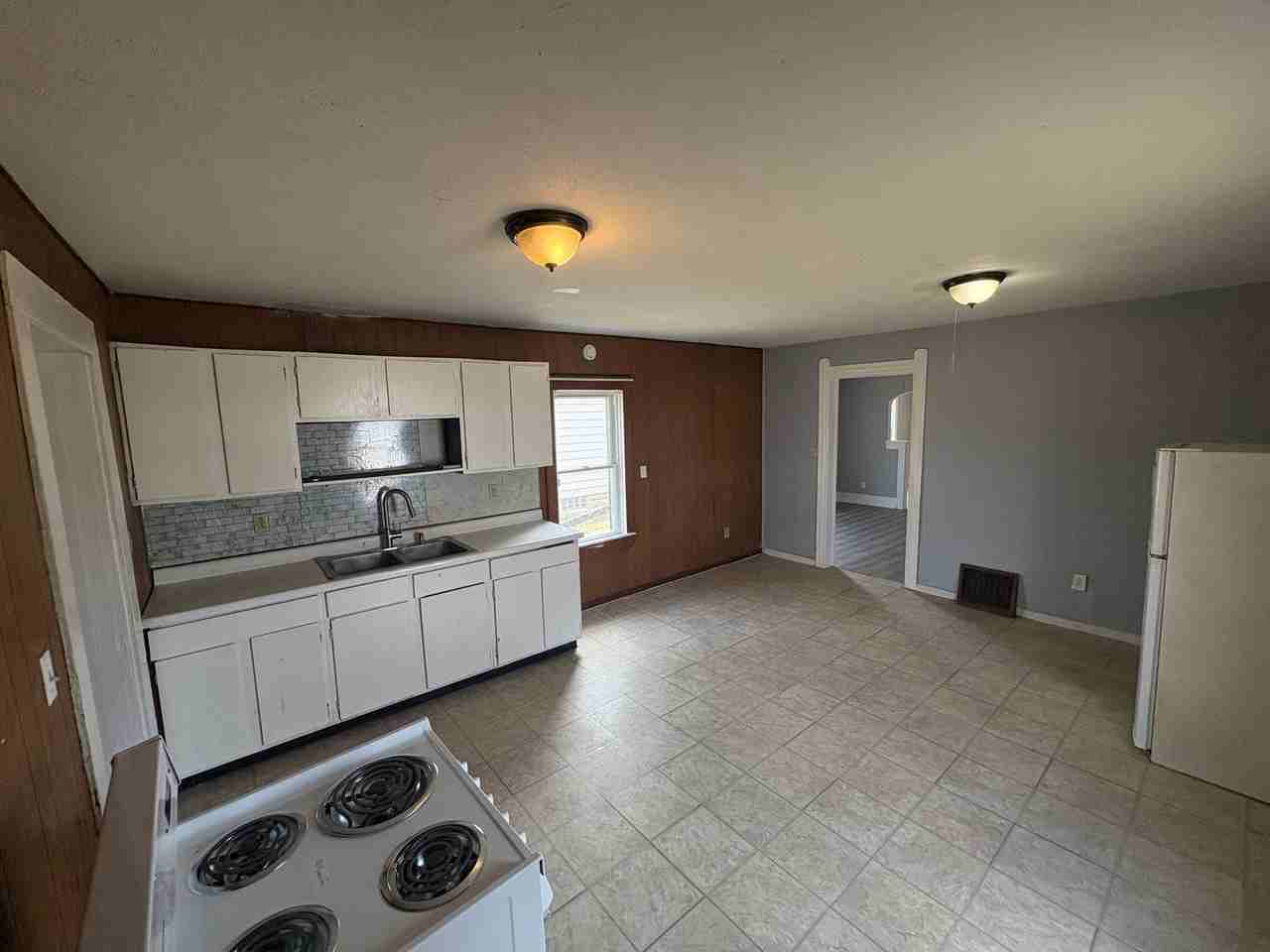 1030 W 17th St - Photo 2 of 20