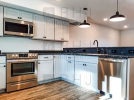 featured image of 429 E 7th St