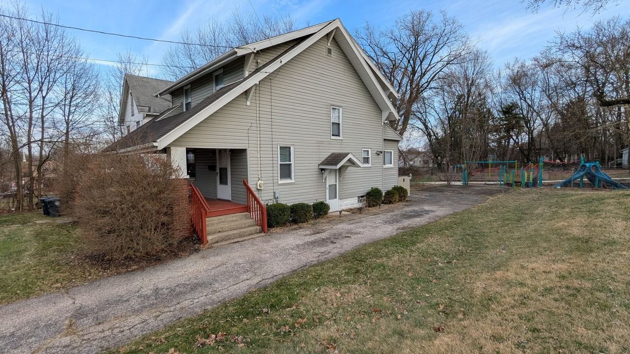 990 Baird St - Photo 2 of 34