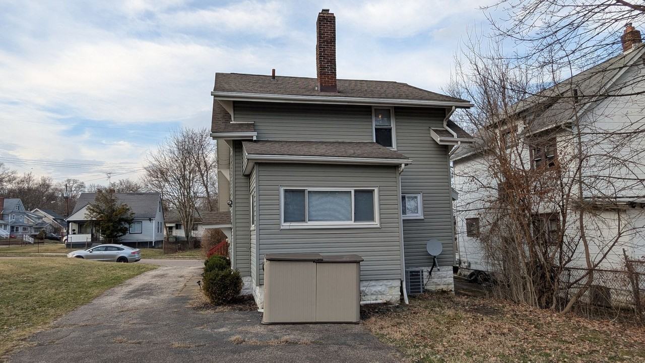 990 Baird St - Photo 3 of 34