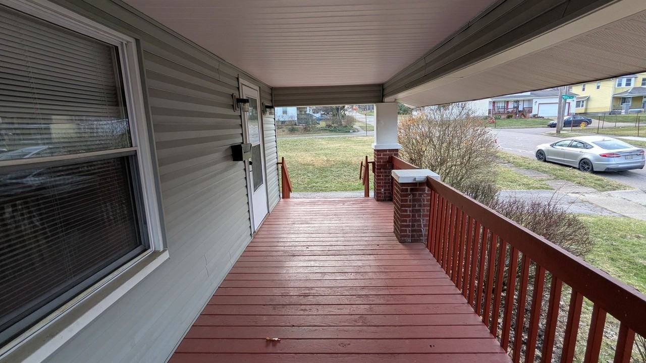 990 Baird St - Photo 4 of 34