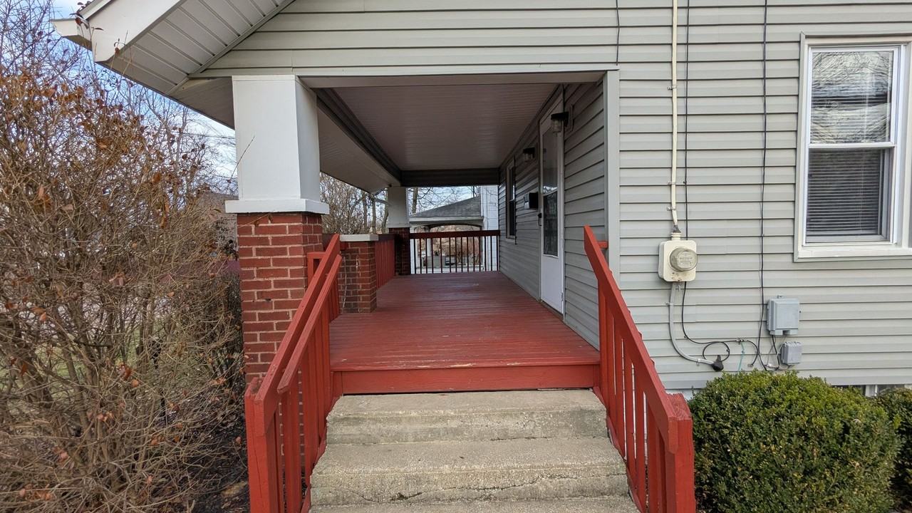 990 Baird St - Photo 5 of 34