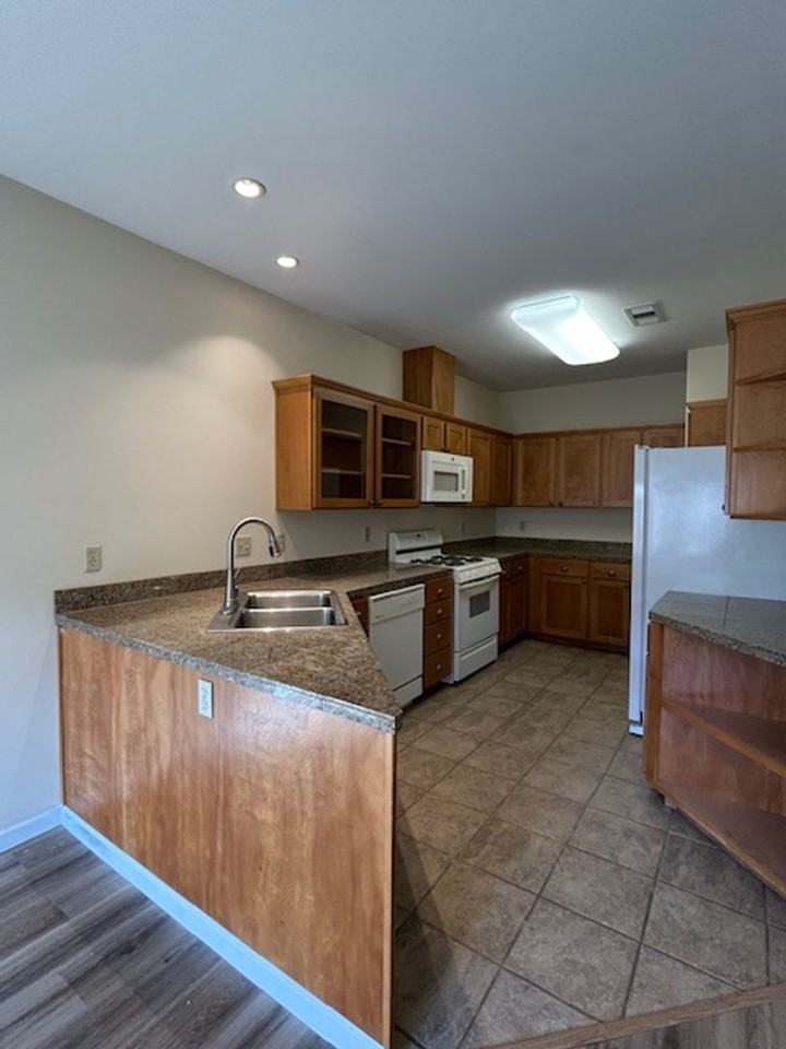 735 N Main St - Photo 4 of 9