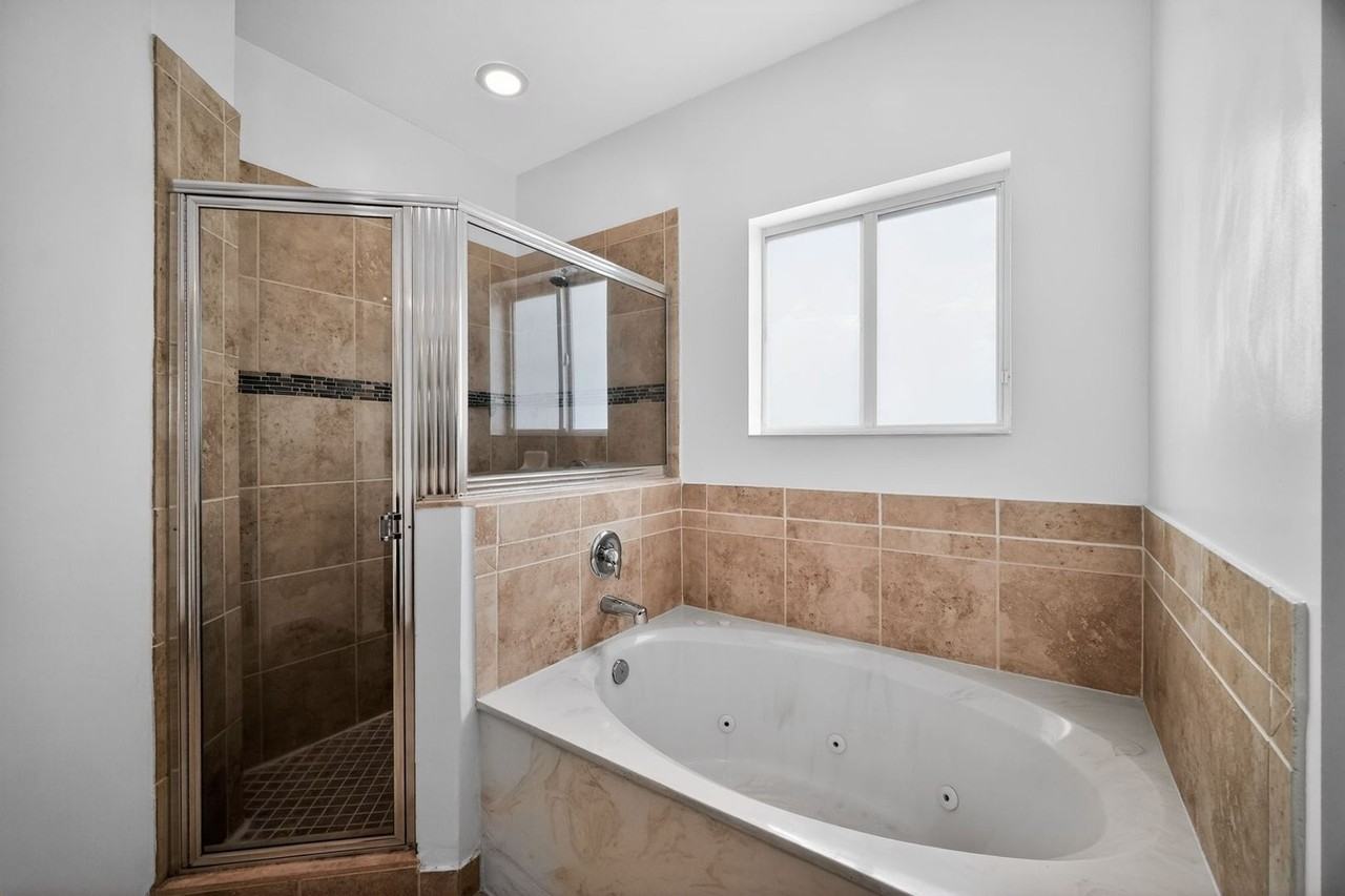 2344 Se 16th Ter - Photo 3 of 33