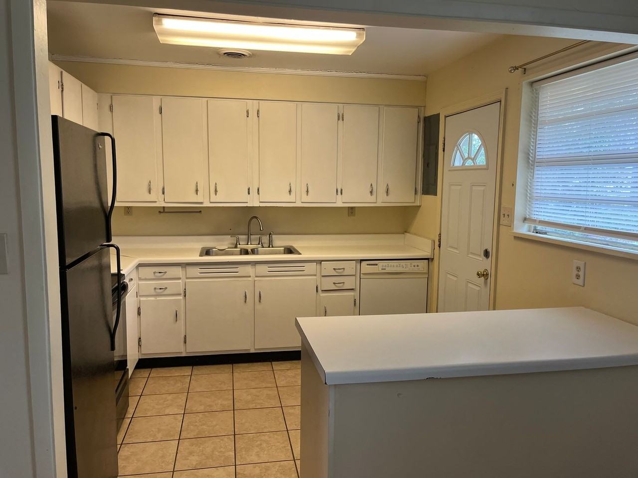 1234 Hahn Ave Ne - Photo 3 of 9